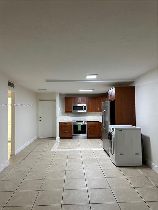 For Rent: $2,200 (1 beds, 1 baths, 810 Square Feet)