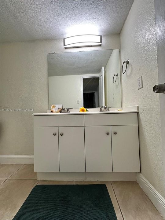 For Rent: $2,200 (1 beds, 1 baths, 810 Square Feet)