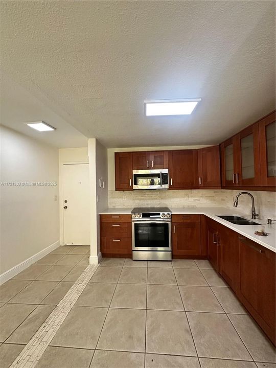 For Rent: $2,200 (1 beds, 1 baths, 810 Square Feet)