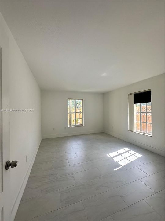 For Rent: $2,200 (1 beds, 1 baths, 810 Square Feet)