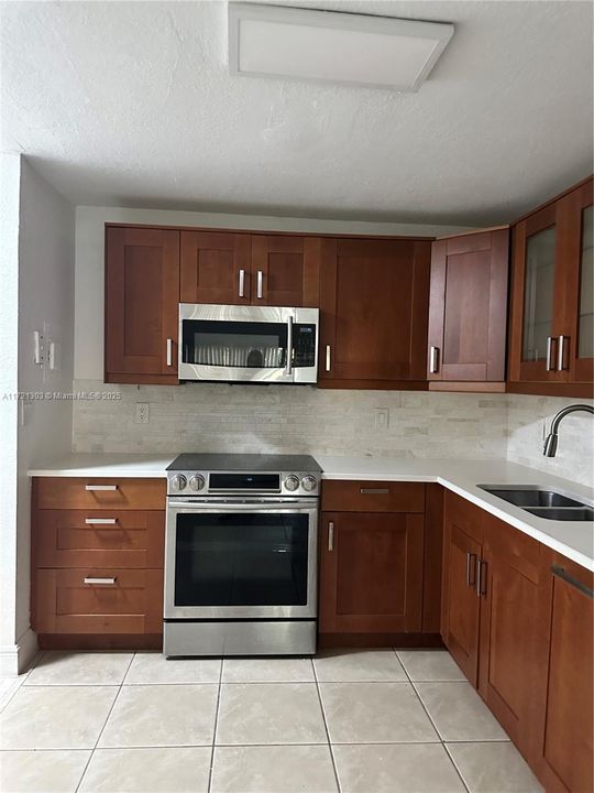 For Rent: $2,200 (1 beds, 1 baths, 810 Square Feet)