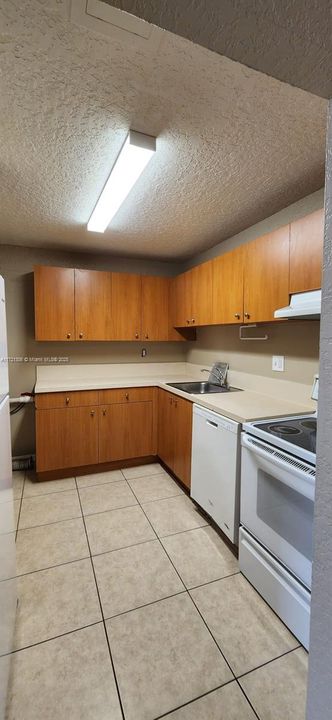 For Rent: $1,850 (2 beds, 2 baths, 925 Square Feet)