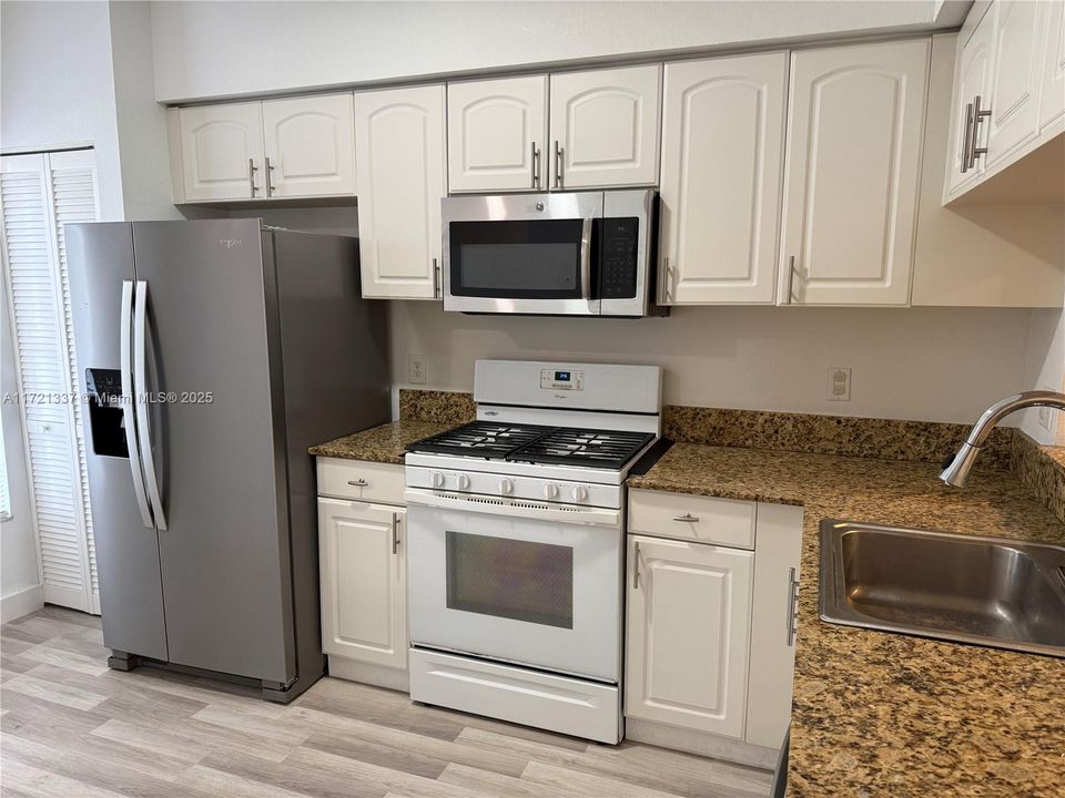 Recently Rented: $2,300 (2 beds, 2 baths, 1110 Square Feet)