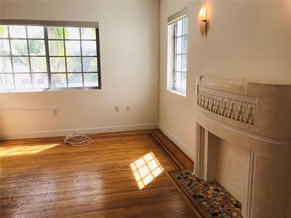 Bright Living/Dining Room