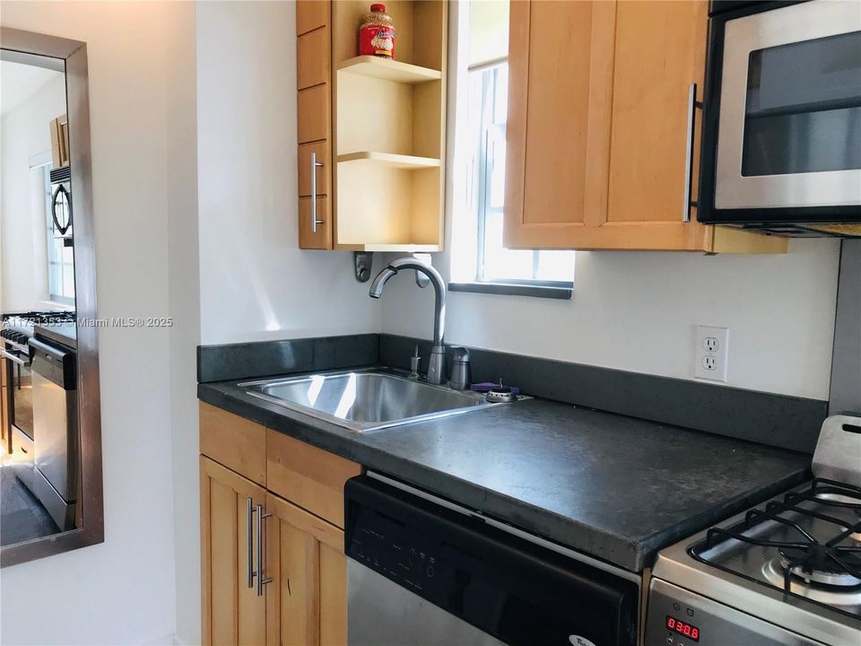 For Rent: $2,500 (1 beds, 1 baths, 528 Square Feet)