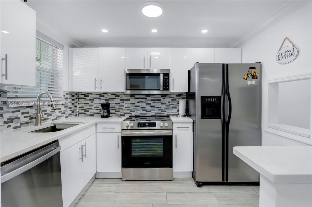 For Sale: $240,000 (2 beds, 2 baths, 850 Square Feet)