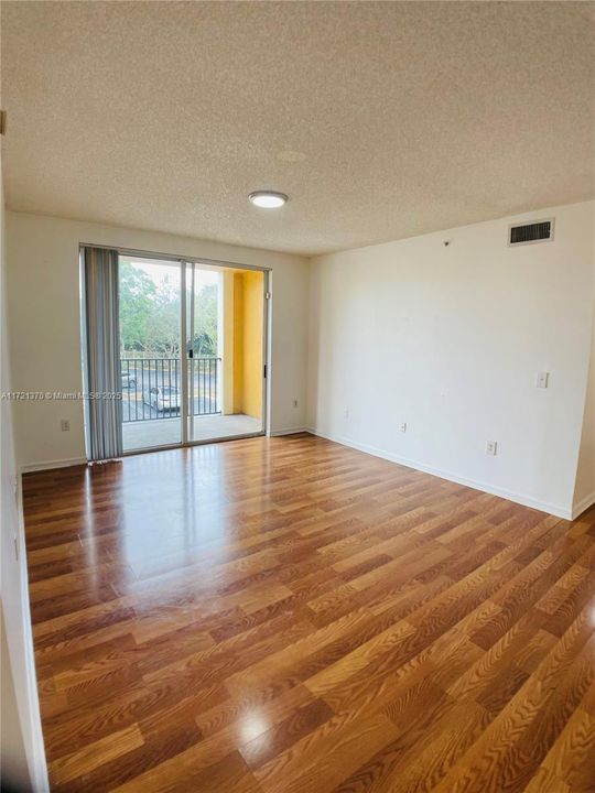 For Rent: $2,550 (2 beds, 2 baths, 977 Square Feet)