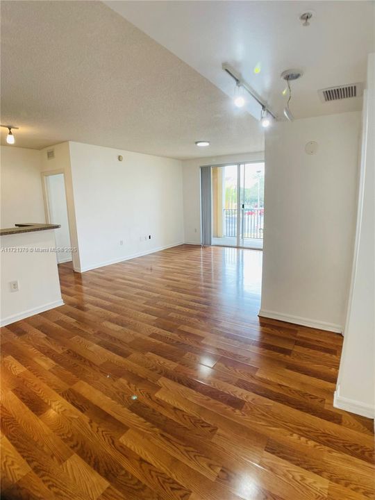 For Rent: $2,550 (2 beds, 2 baths, 977 Square Feet)