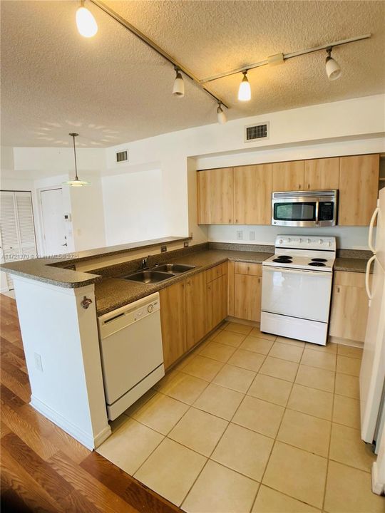 For Rent: $2,550 (2 beds, 2 baths, 977 Square Feet)