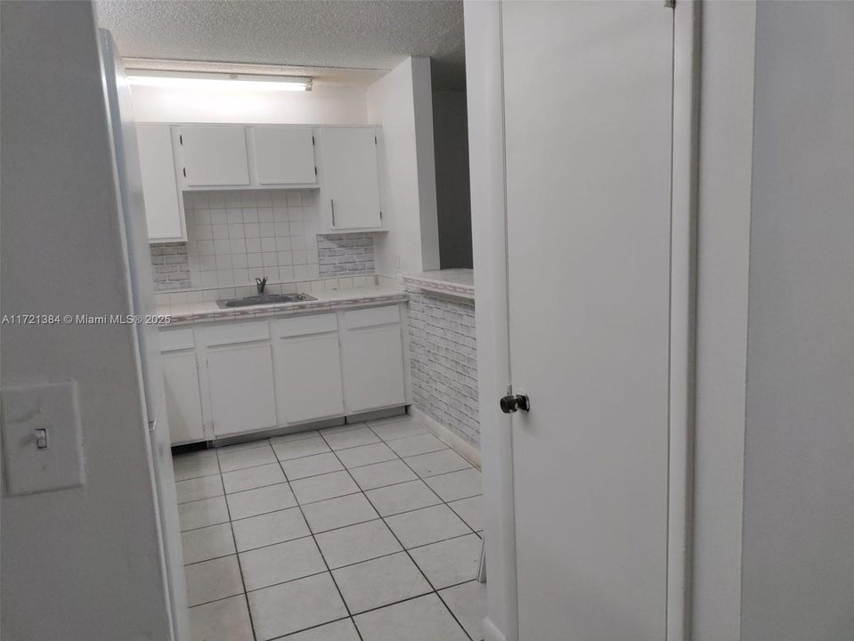 For Rent: $1,850 (2 beds, 1 baths, 1075 Square Feet)