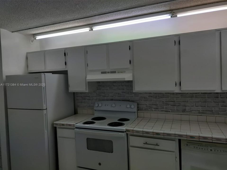 For Rent: $1,850 (2 beds, 1 baths, 1075 Square Feet)