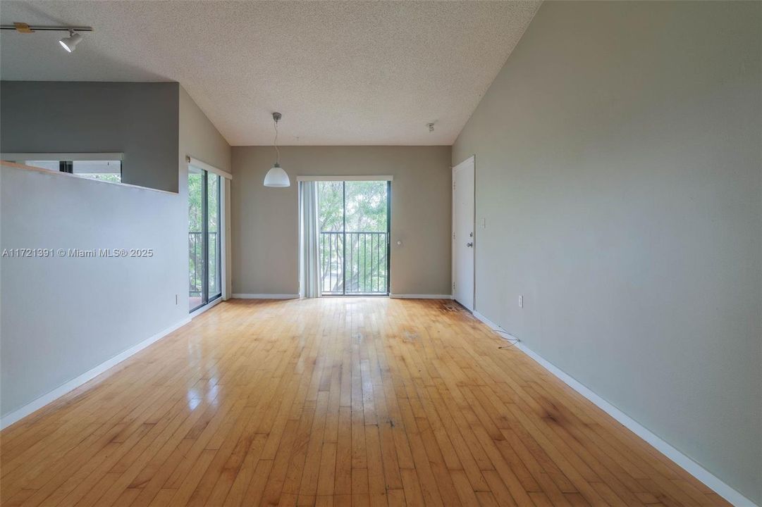 For Rent: $2,350 (2 beds, 2 baths, 952 Square Feet)