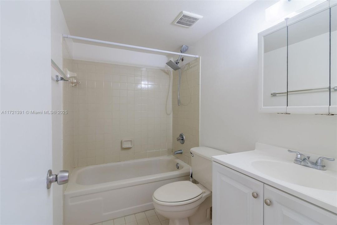 For Rent: $2,350 (2 beds, 2 baths, 952 Square Feet)