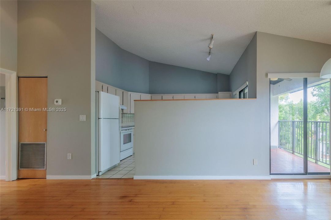 For Rent: $2,350 (2 beds, 2 baths, 952 Square Feet)