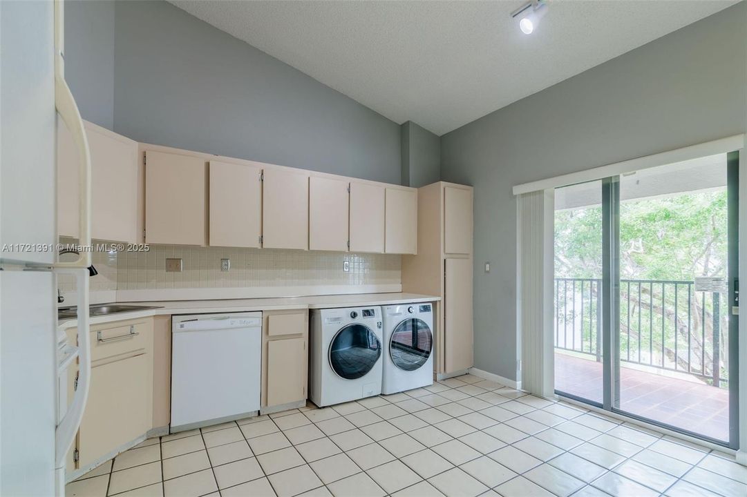 For Rent: $2,350 (2 beds, 2 baths, 952 Square Feet)