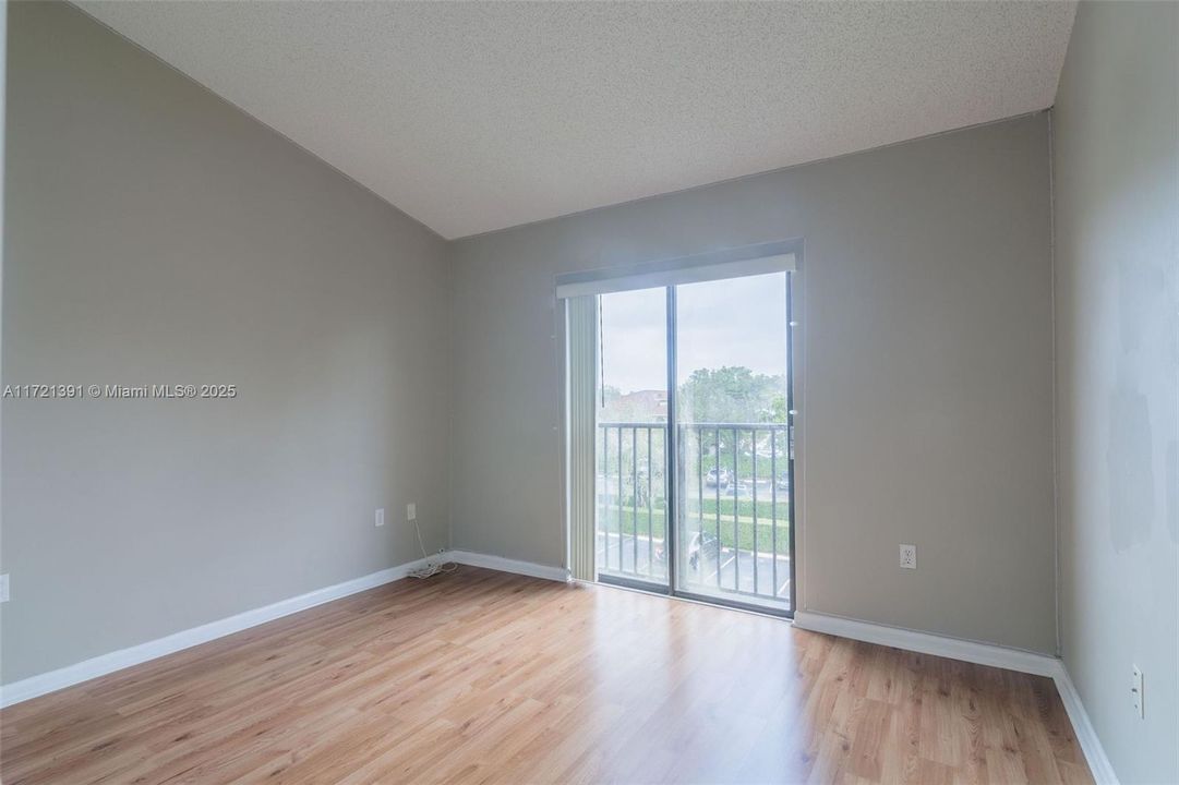 For Rent: $2,350 (2 beds, 2 baths, 952 Square Feet)