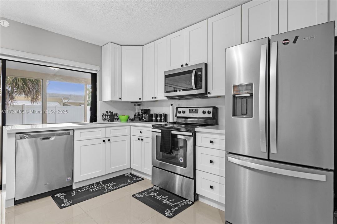 For Sale: $420,000 (2 beds, 1 baths, 864 Square Feet)