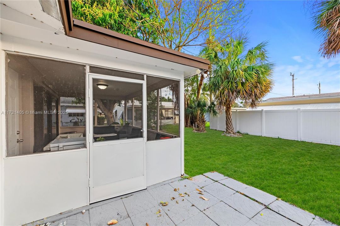 For Sale: $420,000 (2 beds, 1 baths, 864 Square Feet)