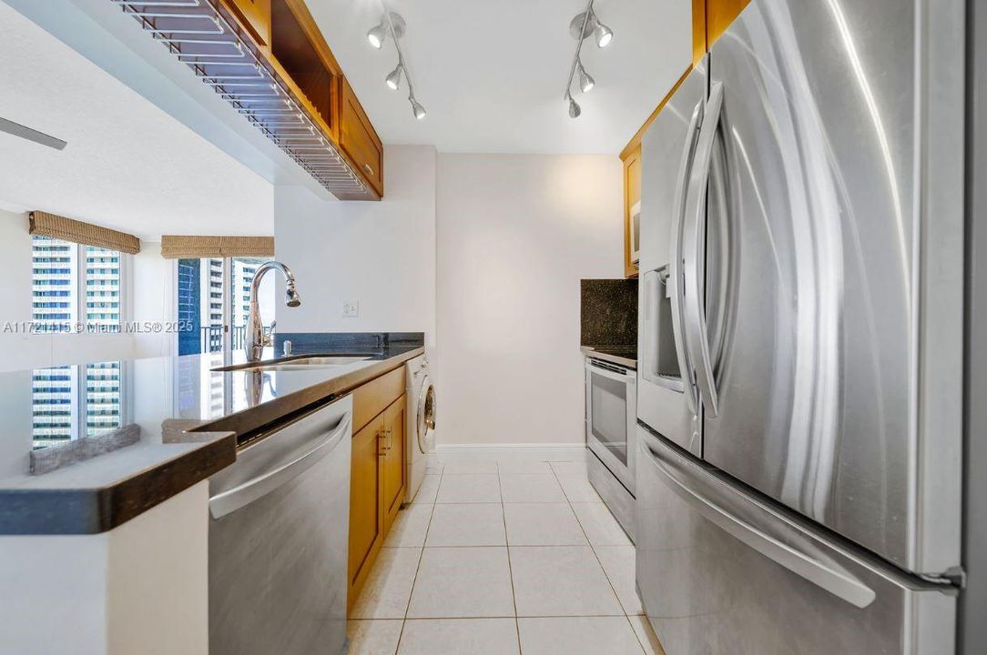 For Sale: $380,000 (2 beds, 2 baths, 914 Square Feet)