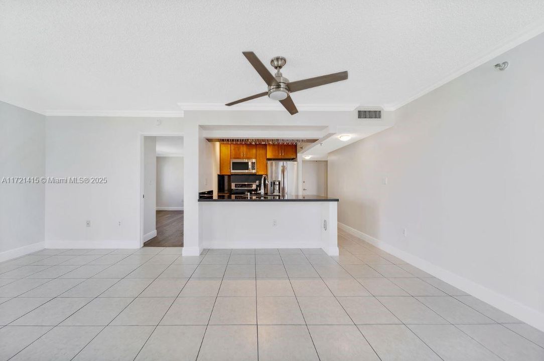 For Sale: $380,000 (2 beds, 2 baths, 914 Square Feet)