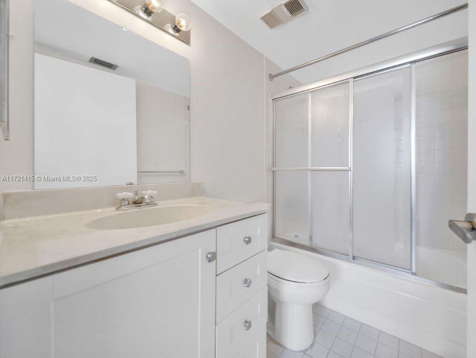 For Sale: $380,000 (2 beds, 2 baths, 914 Square Feet)