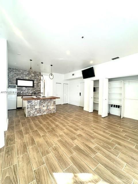 For Sale: $300,000 (1 beds, 1 baths, 580 Square Feet)