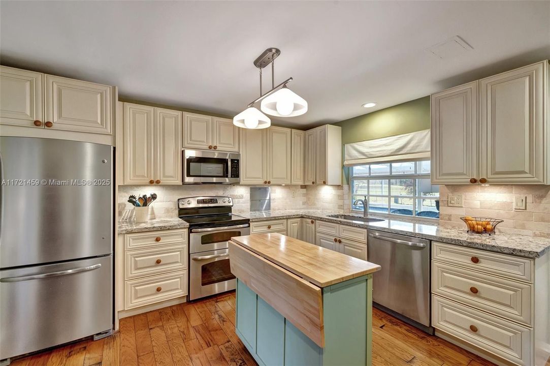 最近售出: $1,000,000 (5 贝兹, 3 浴室, 3577 平方英尺)