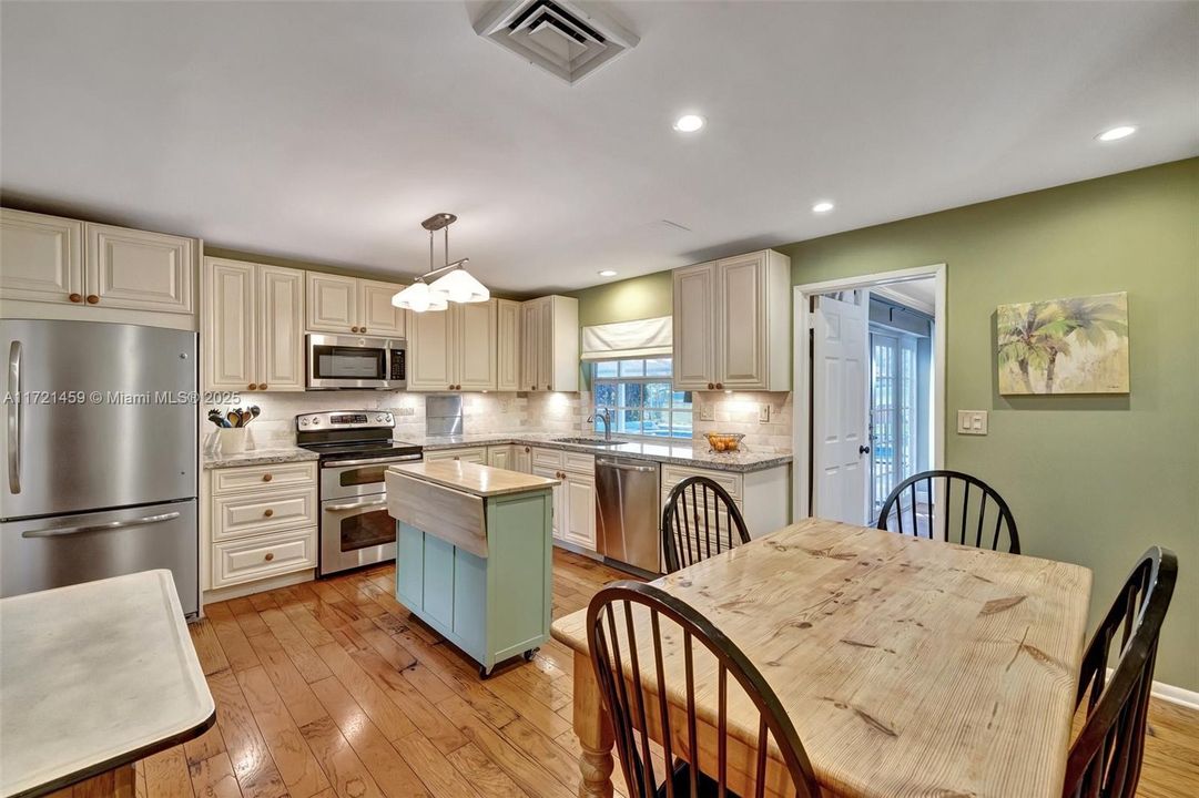 最近售出: $1,000,000 (5 贝兹, 3 浴室, 3577 平方英尺)