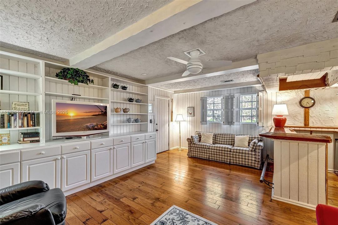 最近售出: $1,000,000 (5 贝兹, 3 浴室, 3577 平方英尺)