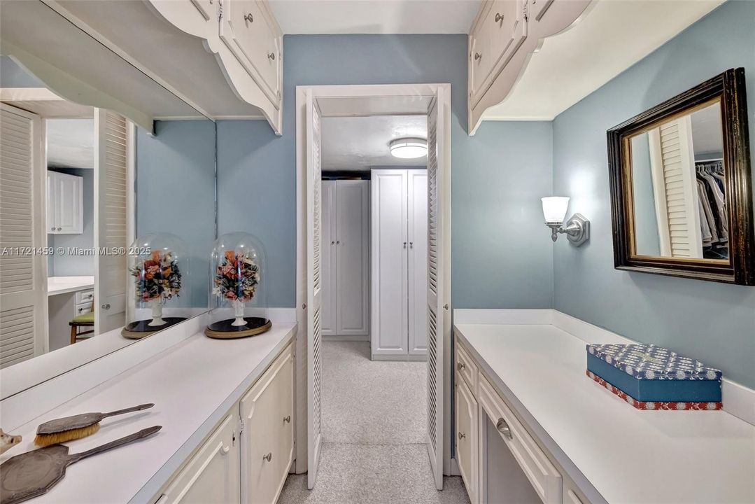 最近售出: $1,000,000 (5 贝兹, 3 浴室, 3577 平方英尺)