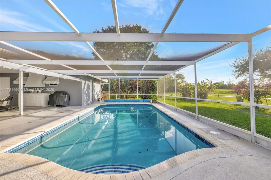 Oversized Screened Pool, Solar Heated with Baby Gate