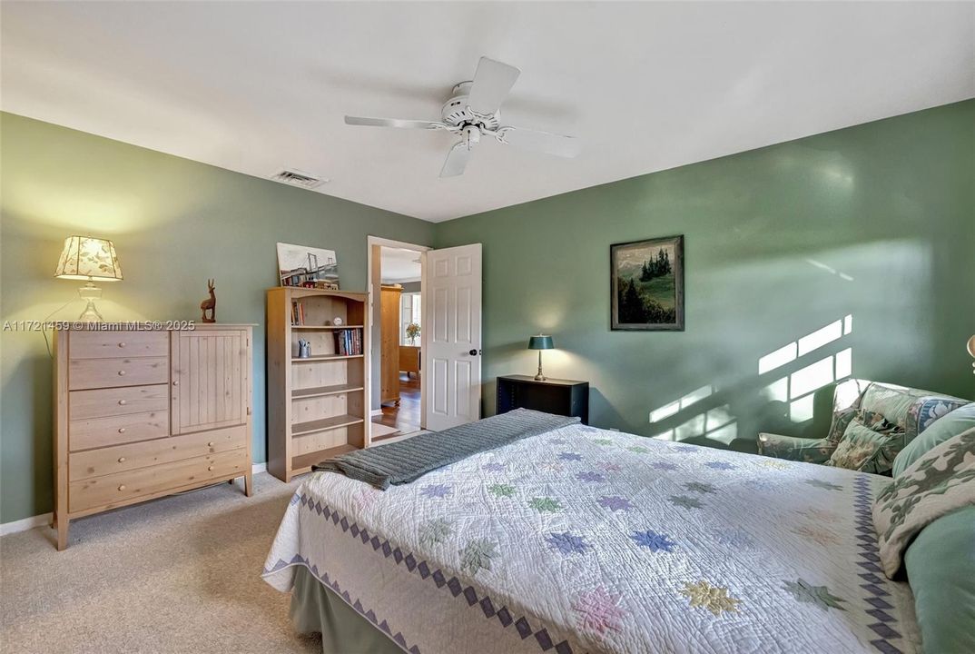 最近售出: $1,000,000 (5 贝兹, 3 浴室, 3577 平方英尺)