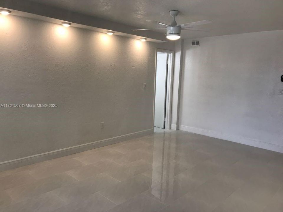 For Rent: $2,050 (2 beds, 1 baths, 760 Square Feet)