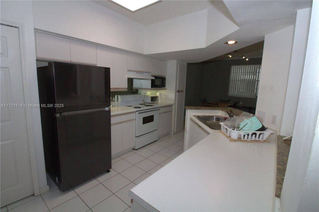 For Rent: $3,000 (2 beds, 1 baths, 1024 Square Feet)