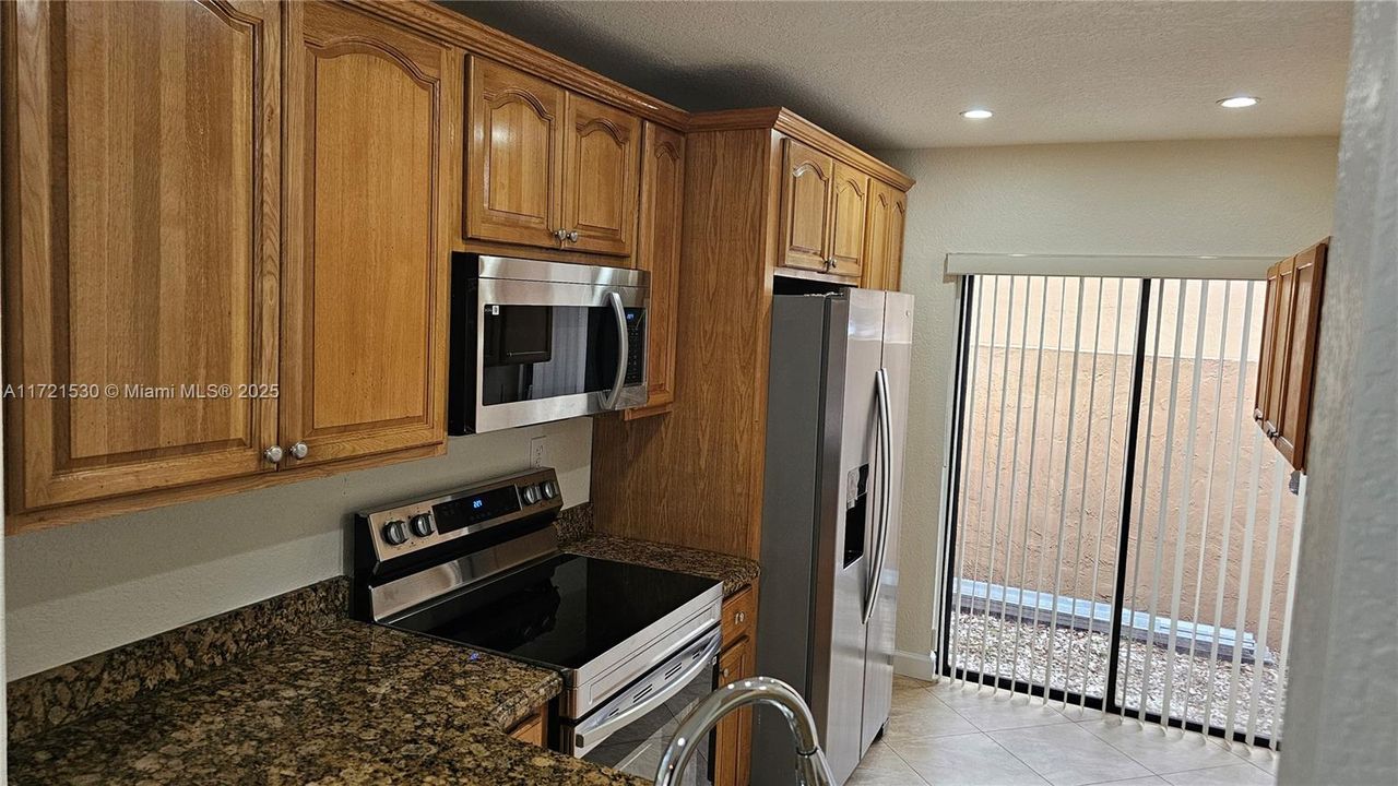 For Rent: $3,000 (2 beds, 2 baths, 988 Square Feet)