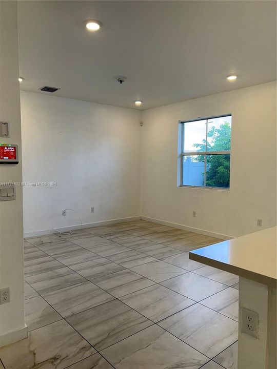 For Rent: $2,800 (3 beds, 2 baths, 1628 Square Feet)