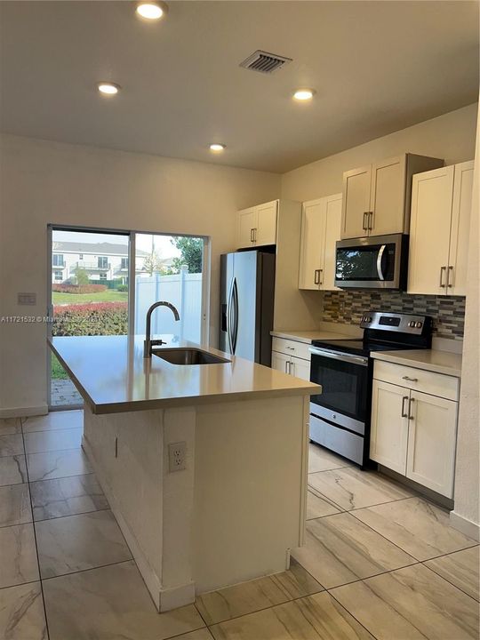 For Rent: $2,800 (3 beds, 2 baths, 1628 Square Feet)