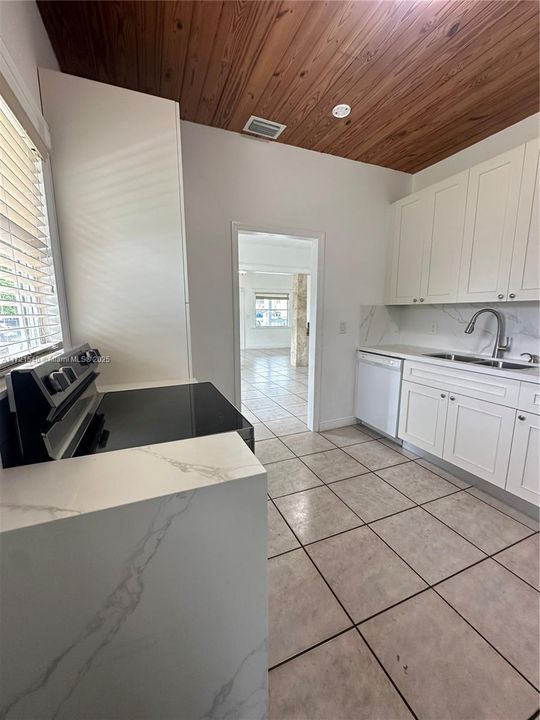 For Rent: $3,500 (3 beds, 2 baths, 1272 Square Feet)