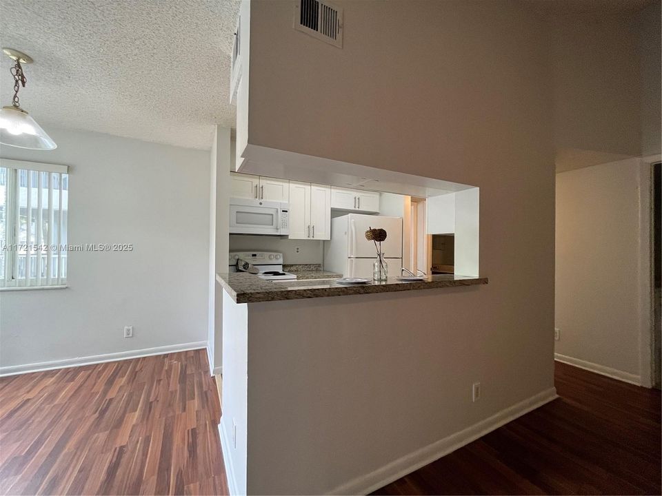 For Rent: $1,700 (1 beds, 1 baths, 695 Square Feet)