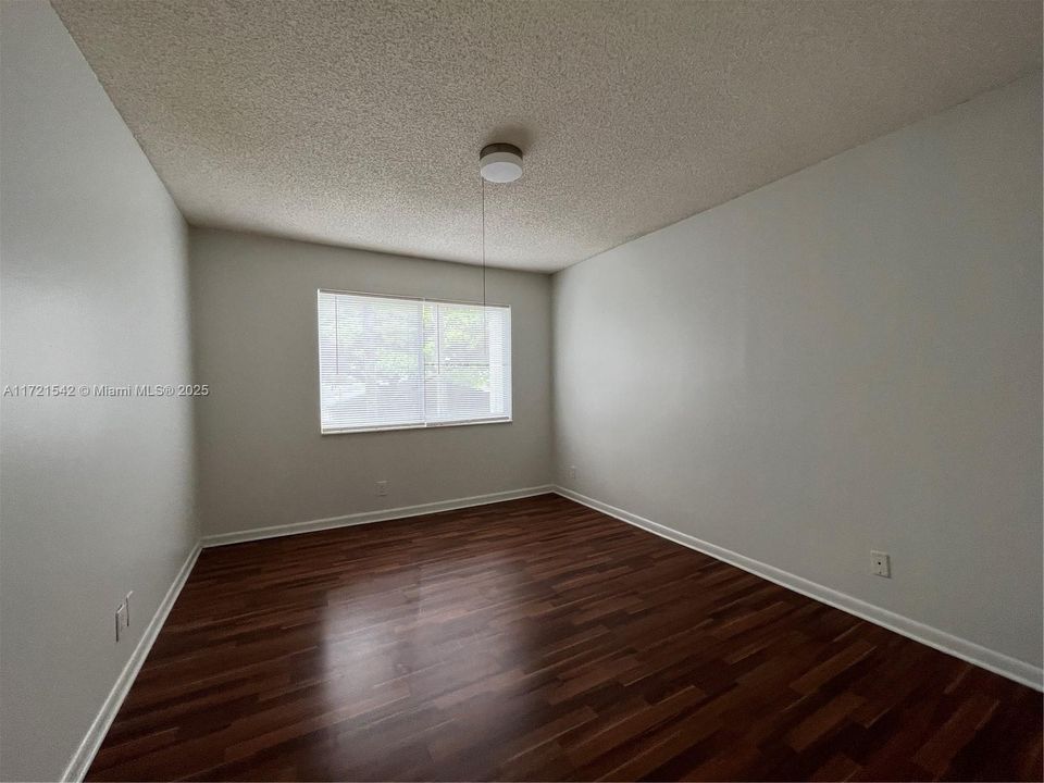 For Rent: $1,700 (1 beds, 1 baths, 695 Square Feet)