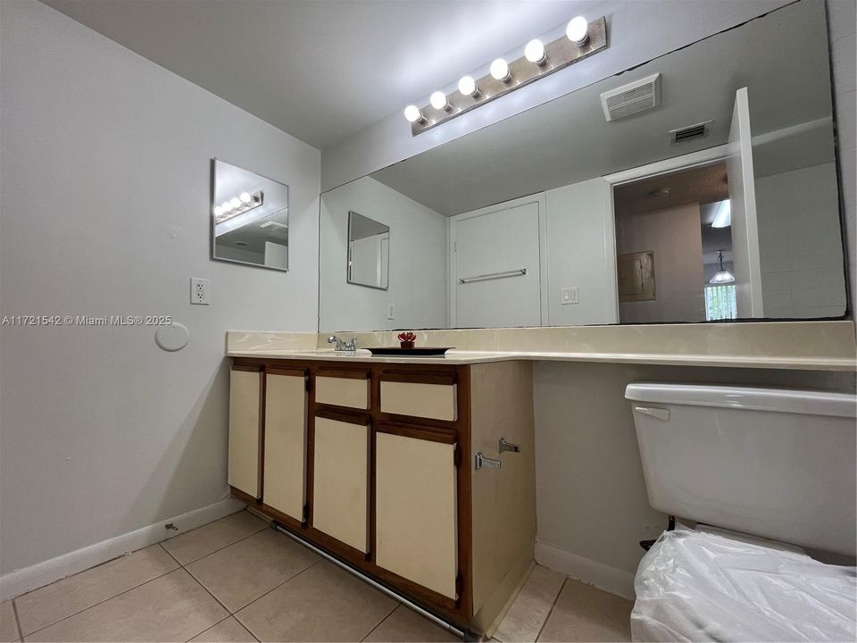 For Rent: $1,700 (1 beds, 1 baths, 695 Square Feet)