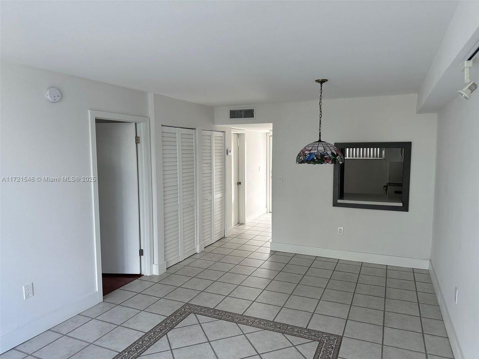 For Rent: $2,650 (1 beds, 2 baths, 752 Square Feet)