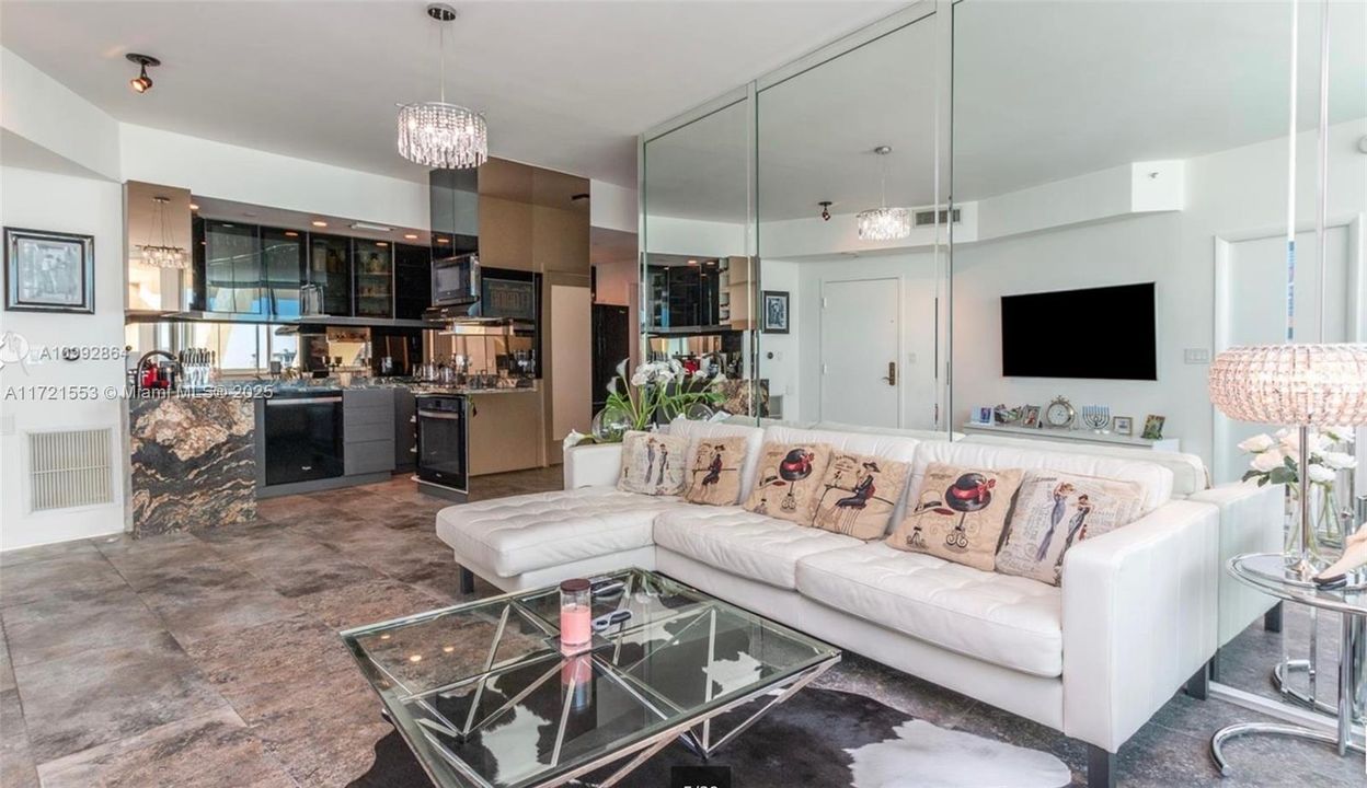 For Sale: $1,395,000 (2 beds, 1 baths, 1090 Square Feet)