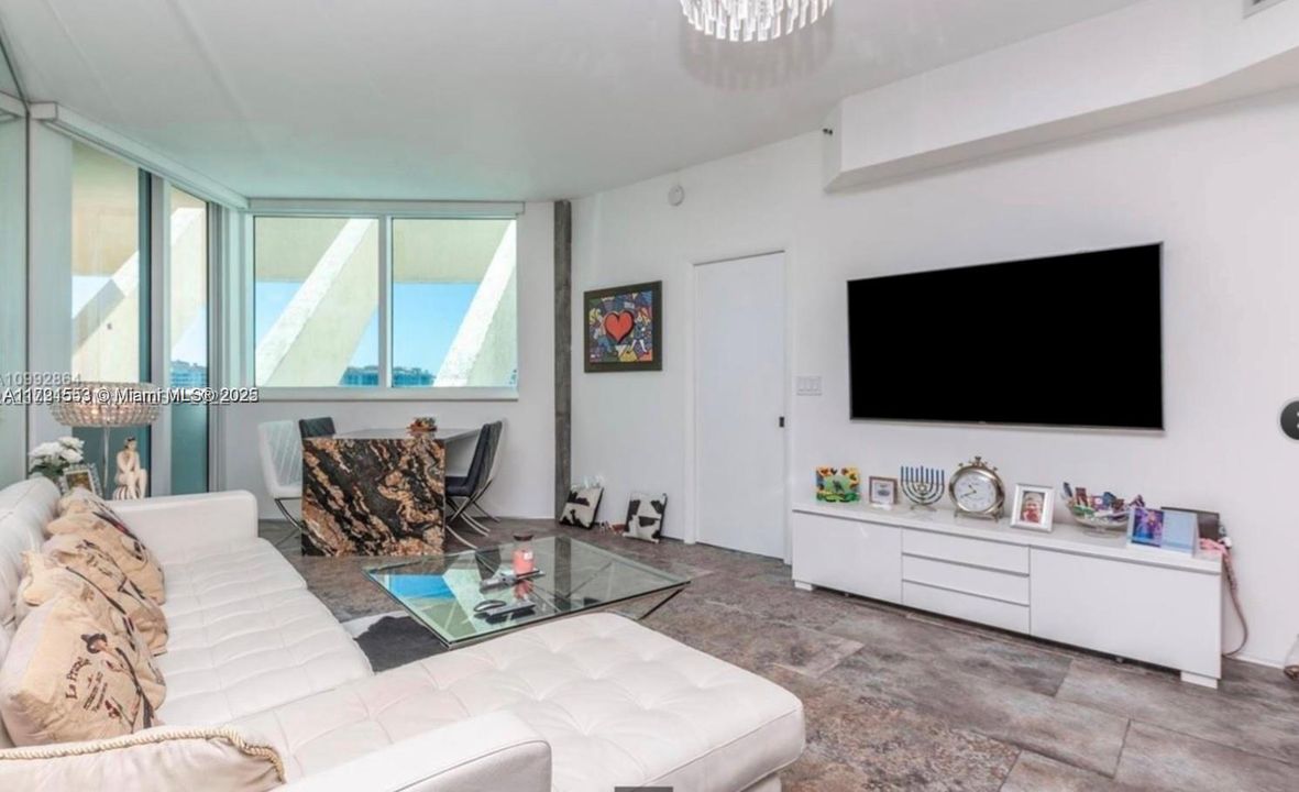 For Sale: $1,395,000 (2 beds, 1 baths, 1090 Square Feet)