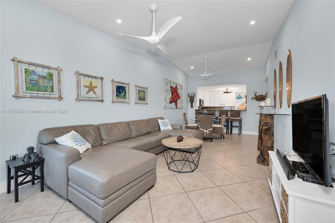 待售: $899,900 (2 贝兹, 2 浴室, 1029 平方英尺)