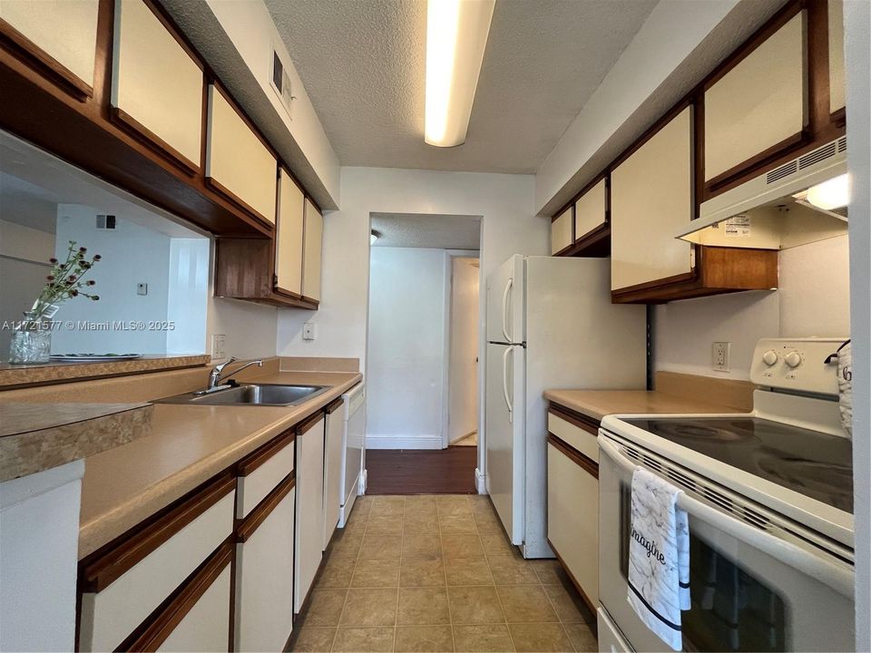 For Rent: $1,700 (1 beds, 1 baths, 695 Square Feet)