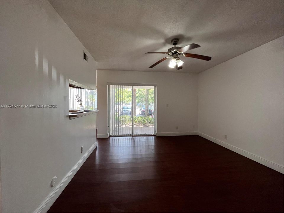 For Rent: $1,700 (1 beds, 1 baths, 695 Square Feet)