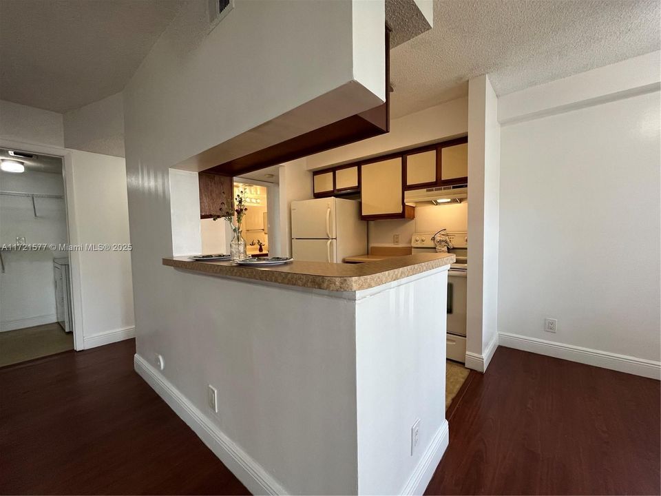 For Rent: $1,700 (1 beds, 1 baths, 695 Square Feet)