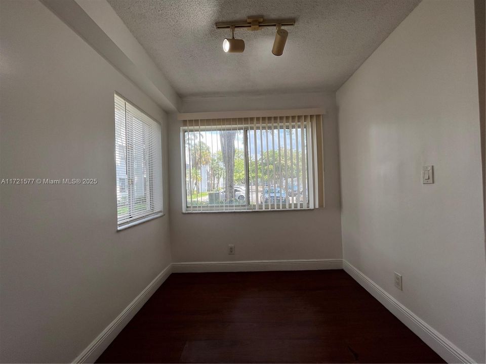 For Rent: $1,700 (1 beds, 1 baths, 695 Square Feet)