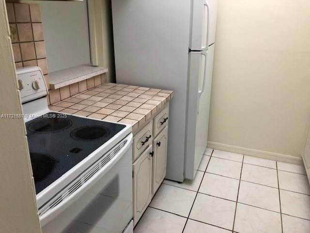 For Sale: $225,000 (1 beds, 1 baths, 614 Square Feet)